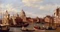 Vista del canal del Gran Canal y Santa Maria Della Salute con barcos y figura Canaletto Venecia